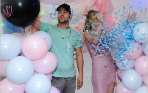 Foto van het onthullingsmoment tijdens de baby shower vastgelegd door Cue fotografie