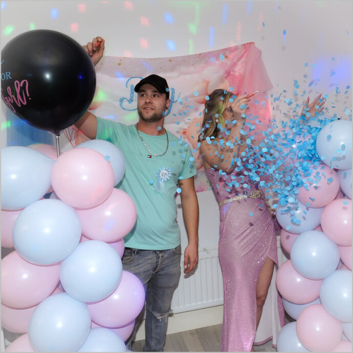 Foto van het onthullingsmoment tijdens de baby shower vastgelegd door Cue fotografie