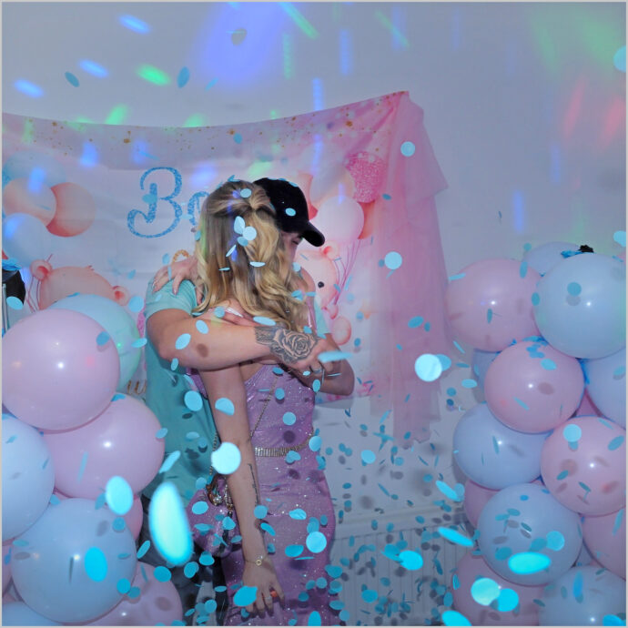 Foto van knuffel tijdens de baby shower vastgelegd door Cue fotografie