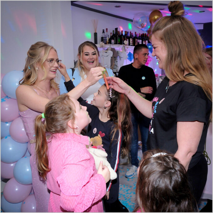 Foto van familie tijdens de baby shower vastgelegd door Cue fotografie