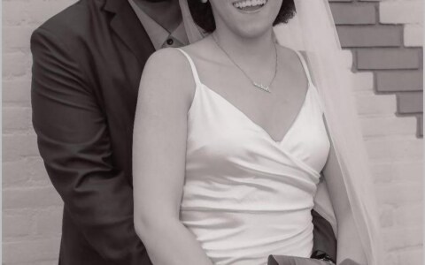 Bruidspaar tijdens de fotoshoot in Apeldoorn, vastgelegd door Cue Fotografie