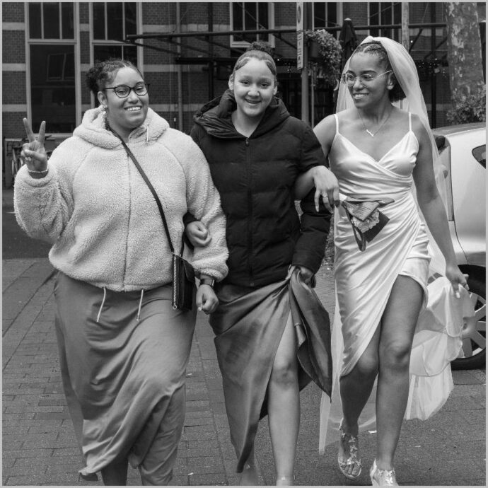 Bruidfotografie op weg naar de fotoshoot naar park Apeldoorn vastgelegd door Cue Fotografie.
