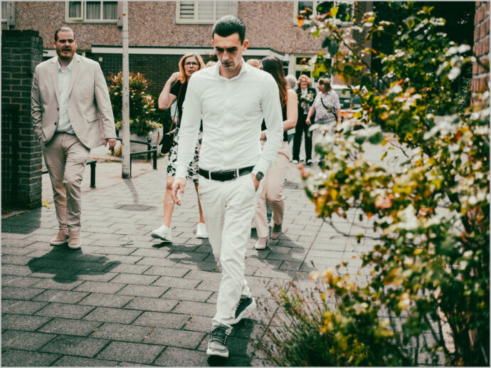 Op weg naar het stadhuis in Doesburg, vastgelegd door bruidsfotograaf Cue fotografie.