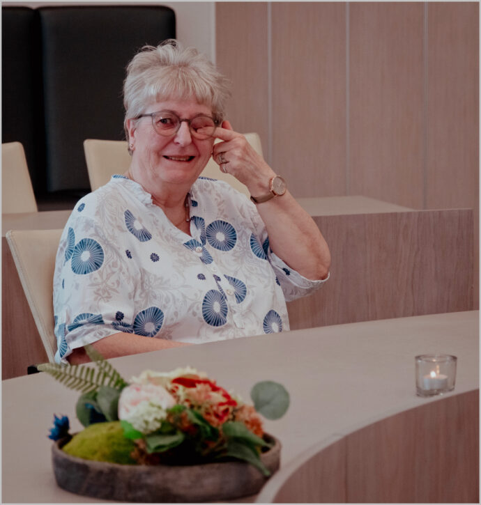 Een traantje wegpinken in het stadhuis in Doesburg, vastgelegd door bruidsfotograaf Cue fotografie.