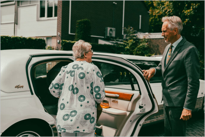 Op weg met de limo naar de trouwceremonie in Doesburg, vastgelegd door bruidsfotograaf Cue fotografie.