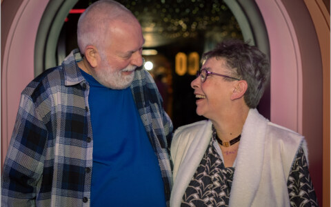 Echtpaar tijdens de fotoshoot voordat de jubileum viering begon. Vastgelegd door Cue Fotografie.