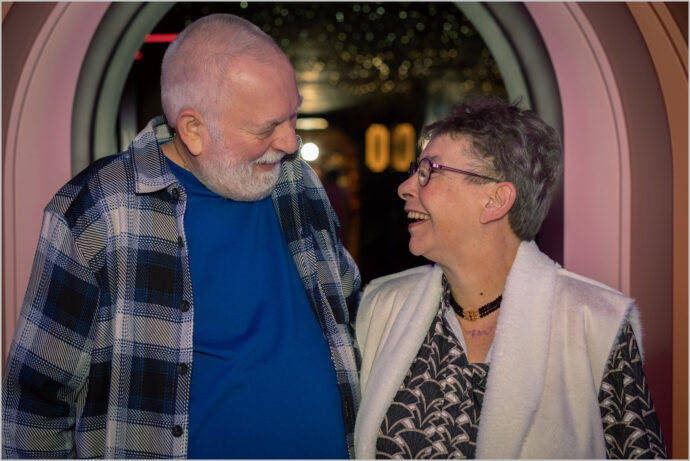Echtpaar tijdens de fotoshoot voordat de jubileum viering begon. Vastgelegd door Cue Fotografie.