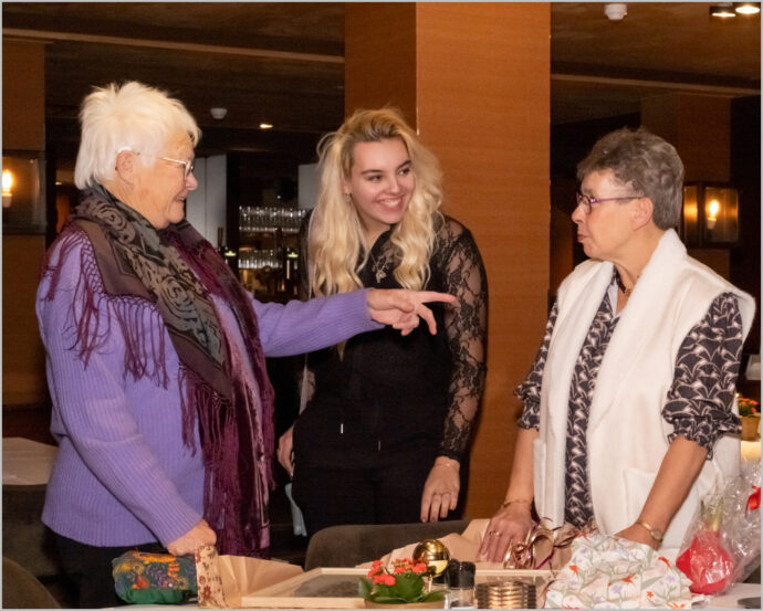 Foto van de gasten tijdens jubileum in Apeldoorn, vastgelegd door fotograaf Cue Fotografie.