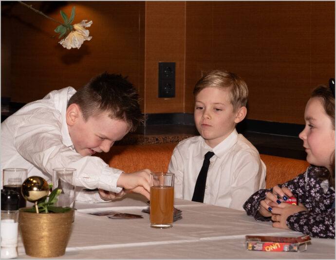 Kinderen aan het spelen, vastgelegd door fotograaf Cue Fotografie.