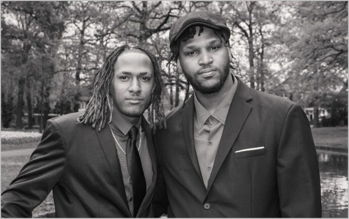 Bruidegom en familie tijdens de fotoshoot in Apeldoorn vastgelegd door Cue Fotografie, Peter Polman fotograaf.