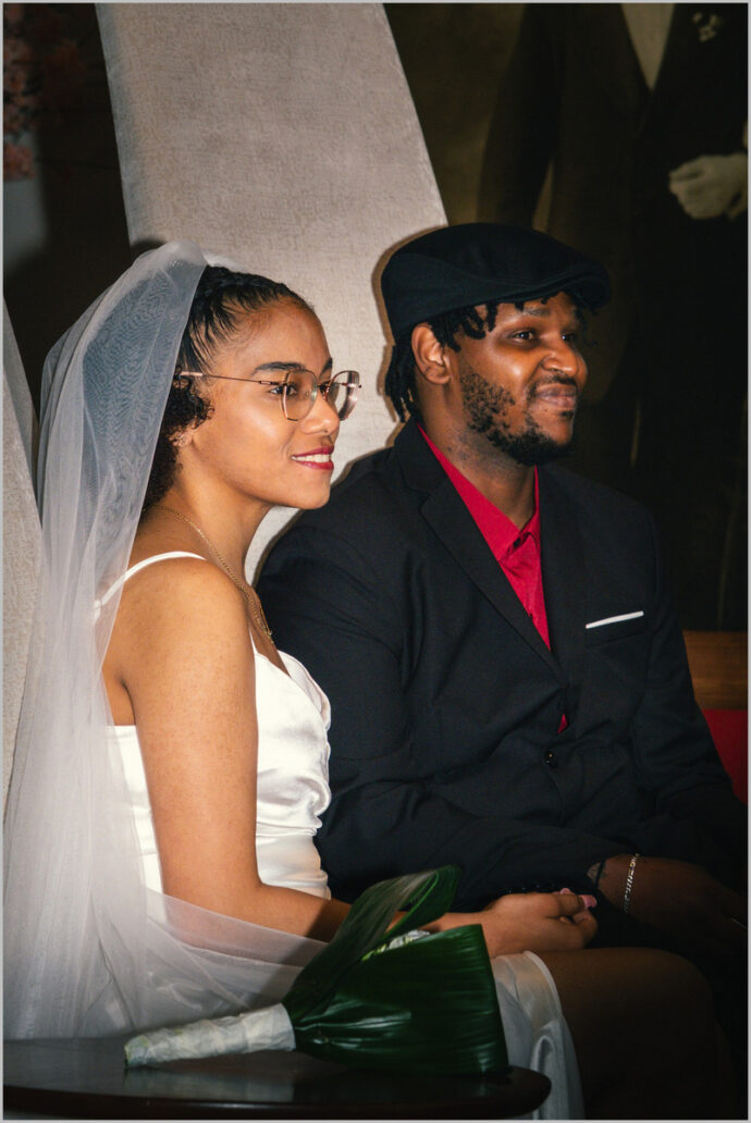 Trouwfotografie tijdens trouwceremonie in stadhuis in Apeldoorn vastgelegd door Cue Fotografie.